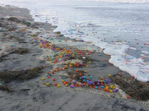 More na plažu izbacilo desetke tisuća kinder jaja