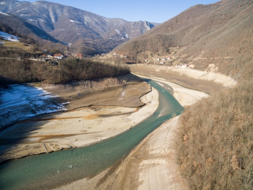 FOTO/VIDEO: Jablaničko jezero povuklo se iz Donje Rame