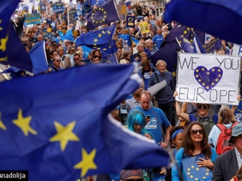 Tisuće Britanaca prosvjedovalo za ostanak u EU