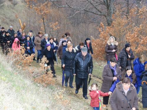 FOTO: Fra Andrija Jozić predvodio križni put na Uzdolu