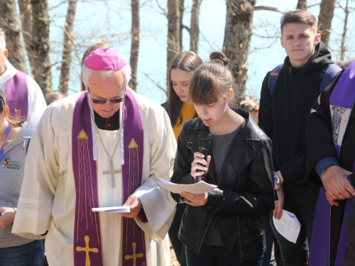 FOTO/VIDEO: Nadbiskupijski križni put mladih na Šćitu