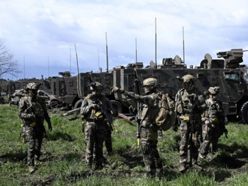 Rusi: Francuzi planira slati vojnike u Ukrajinu. Macron preskače Napoleonovu lekciju