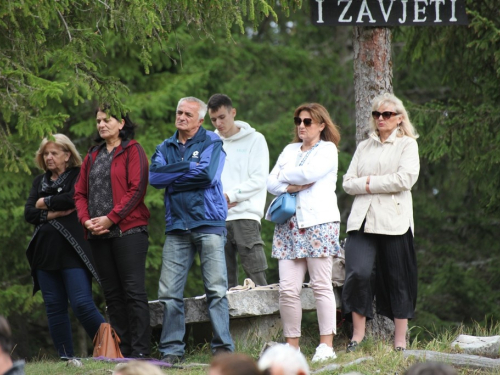 FOTO: Na Vranu služena sv. misa za poginule duvandžije