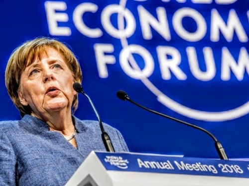 Merkel u Davosu pozvala na jedinstvenu politiku EU te iskritizirala Trumpa i ponašanje SAD-a
