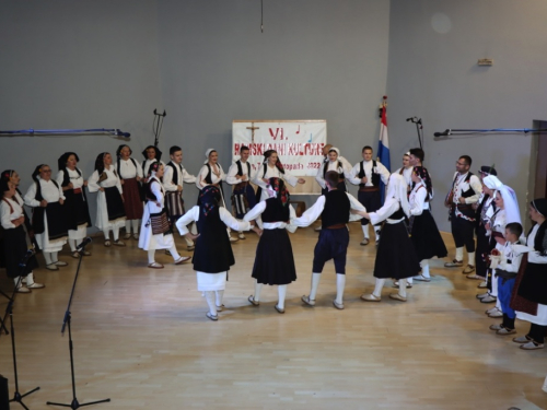 FOTO/VIDEO: Večer folklora u Prozoru