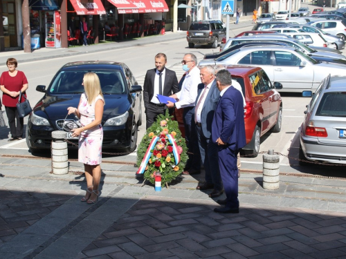 FOTO: Polaganjem vijenaca i svečanom sjednicom započelo obilježavanje Dana općine