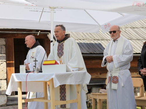 FOTO: Druženje Rumbočana i sv. misa na Zahumu