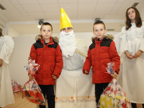 FOTO: Sv. Nikola razveselio mališane u Rumbocima