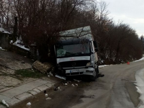 FOTO: Prometna u Jaklićima, kamion završio u jarku