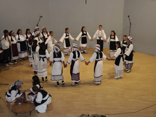 FOTO/VIDEO: 2. večer folklora u Prozoru - ''Običaje svoje zaboravit neću''