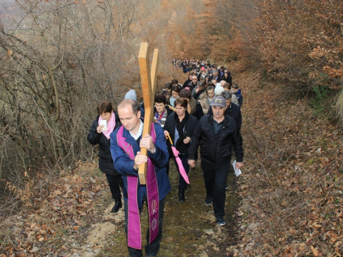 FOTO: Mr. Pero Brajko predvodio put križa na Uzdolu