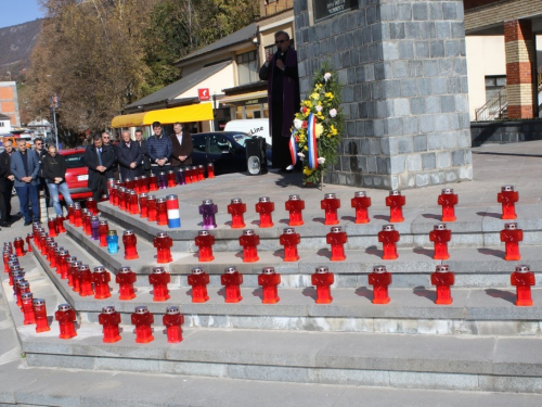 FOTO: Povodom Svih svetih u Prozoru zapaljene svijeće za poginule i preminule branitelje