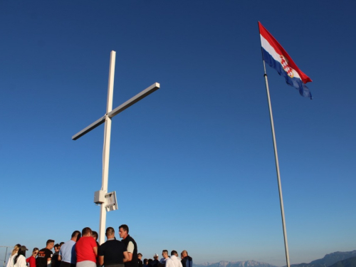 FOTO| Gmićani podigli križ na Makljenu