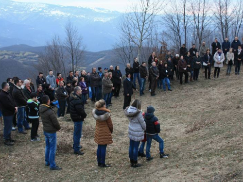 FOTO: Vlč. mr. Pero Brajko predvodio Križni put na Uzdolu