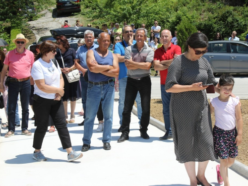 FOTO/VIDEO: U Podboru svečano blagoslovljen Gospin kip