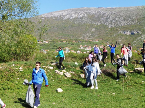 FOTO: Učenici u akciji čišćenja obale Ramskog jezera