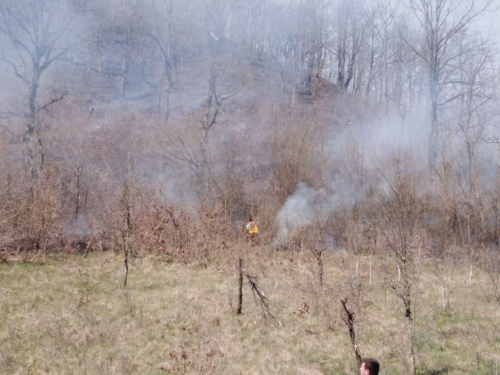 Požar u Donjoj Rami se širi, gase ga vatrogasci i mještani