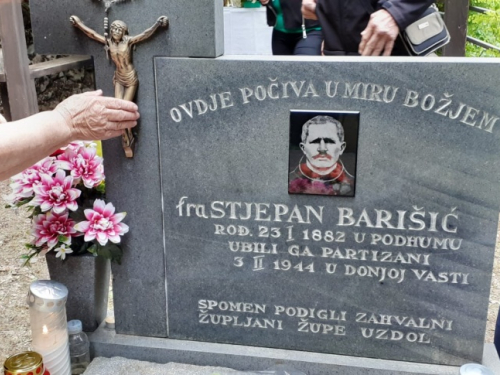 FOTO| Hodočašće na grob svećenika-mučenika fra Stjepana Barišića u župi Uzdol
