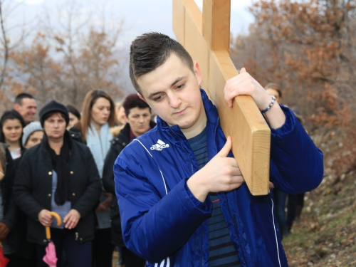 FOTO: Mr. Pero Brajko predvodio put križa na Uzdolu