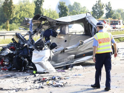 Njemačka: Devet osoba poginulo u stravičnom sudaru čak tri autobusa!