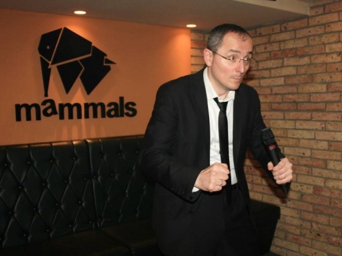 FOTO: Komičar Peđa Bajović gostovao u Mammals Club&Pub-u