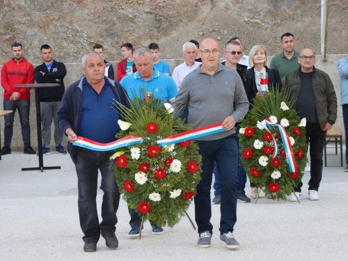 FOTO: Na Ustirami svečano otkriven spomenik poginulim i nestalim braniteljima