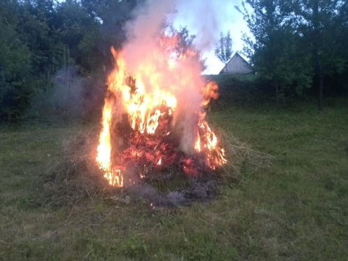 FOTO: Paljenjem svitnjaka Rama dočekuje sv. Ivu