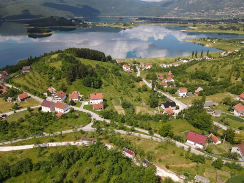 FOTO: Borići donijeli novitet u Ramu – slobodnim uzgojem koka proizvode zdrava jaja