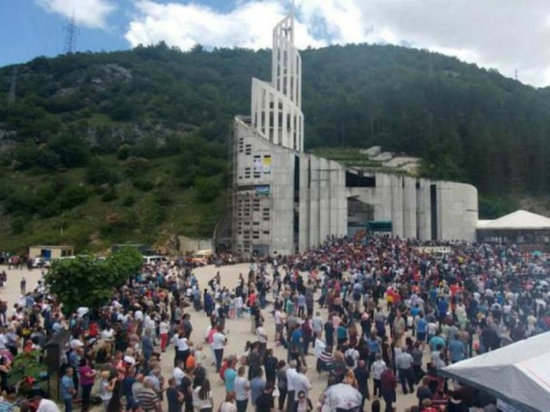 Sv. Ivo u Podmilačju okupio desetke tisuća hodočasnika