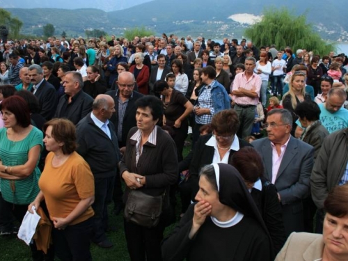 FOTO: Više tisuća vjernika na misi "Uočnici" na Šćitu