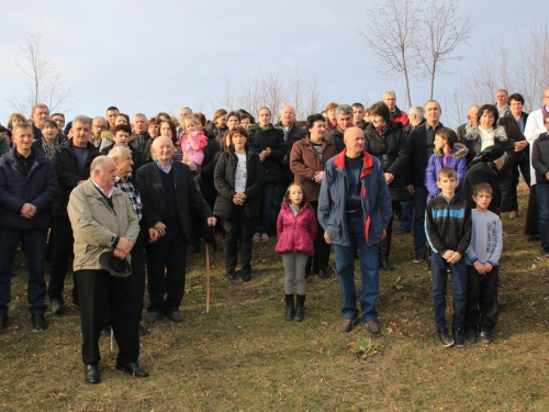 FOTO: Vlč. Stipo Knežević predvodio križni put na Uzdolu