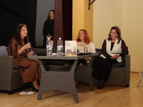 FOTO: U Prozoru predstavljena slikovnica Magdalene Jeličić ''Djed, dječak i računalo''