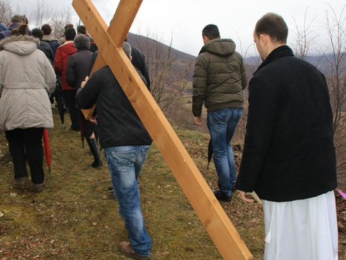 FOTO: Vlč. Ljubo Zadrić predvodio križni put na Uzdolu