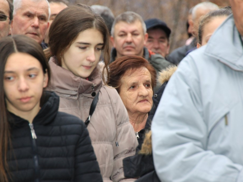 FOTO: Fra Andrija Jozić predvodio križni put na Uzdolu