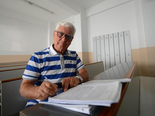 Upisao fakultet u 28., diplomirao u 71. godini