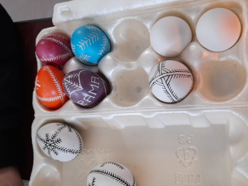 Humanitarna uskrsna radionica šaranja jaja voskom u Uzdolu