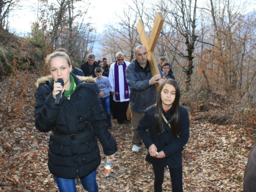 FOTO: Vlč. Stipo Knežević predvodio križni put na Uzdolu