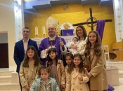Video: Biskup Palić krstio sedmo dijete obitelji Šakić