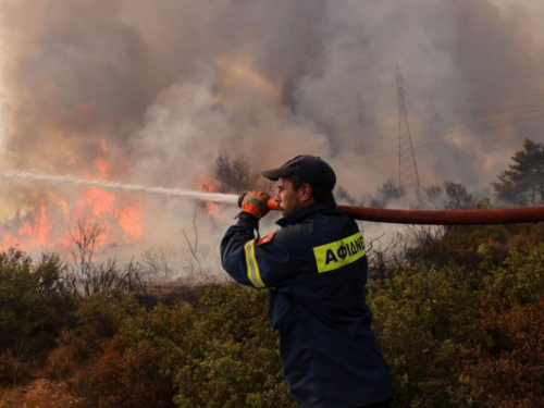 Veliki požar zahvatio predgrađe Atene, stanovnici pozvani da napuste kuće