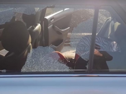Drama u Prnjavoru: Zalutali metak pogodio automobil u vožnji