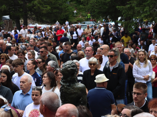 FOTO/VIDEO: Tisuće hodočasnika okupilo se na Kedžari u spomen na Divu Grabovčevu