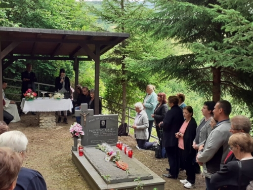 FOTO| Hodočašće na grob svećenika-mučenika fra Stjepana Barišića u župi Uzdol