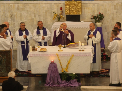 FOTO/VIDEO: Nadbiskupijski križni put mladih na Šćitu