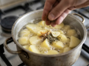 Sedam jednostavnih dodataka koji običan krumpir čine puno boljim