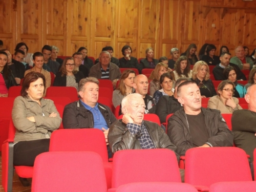 FOTO: Na Šćitu održana promocija filma ''Oteto djetinjstvo'' don Pave Crnjca