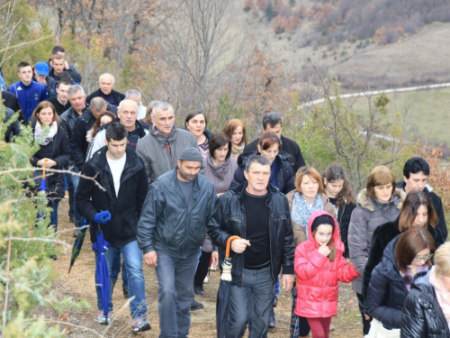 FOTO: Fra Andrija Jozić predvodio križni put na Uzdolu