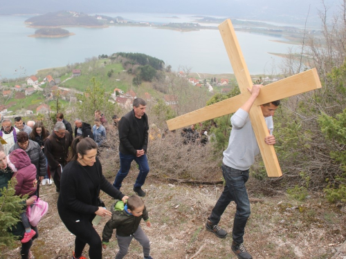 FOTO: Ramski put križa na brdo Gračac