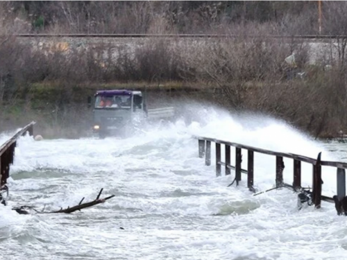 Mostar: Neretva divlja, poplavio plato ispod Starog mosta, promet obustavljen u Baćevićima