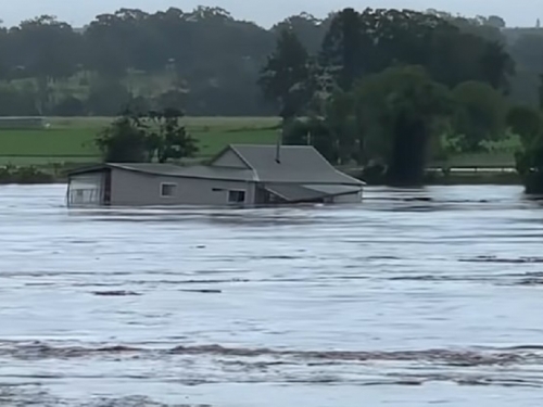 Ogromne poplave u Australiji, voda nosila kuće