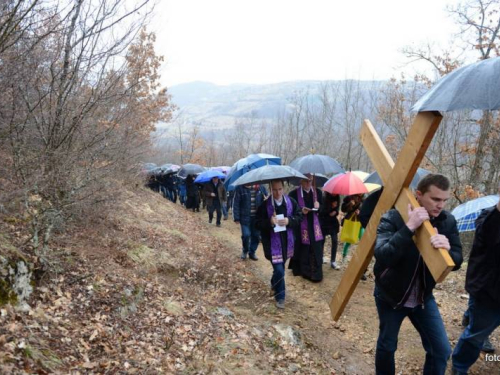 FOTO: Mons. dr. Pero Sudar predvodio misu i Križni put na Uzdolu